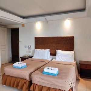 Twin Deluxe 2 Single Beds